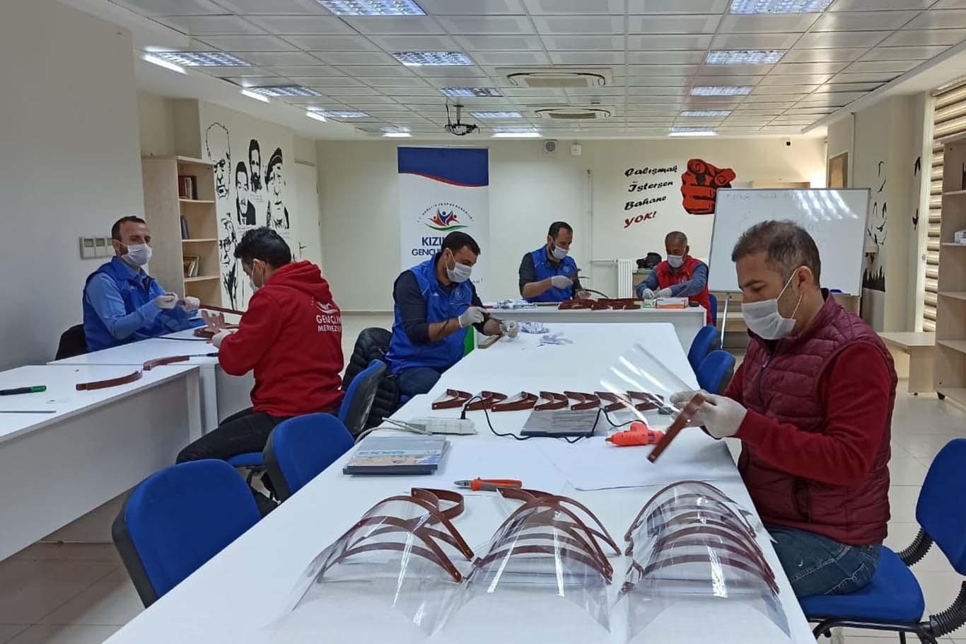 Kızıltepe’de yüz koruyucu siper üretimine başlandı
